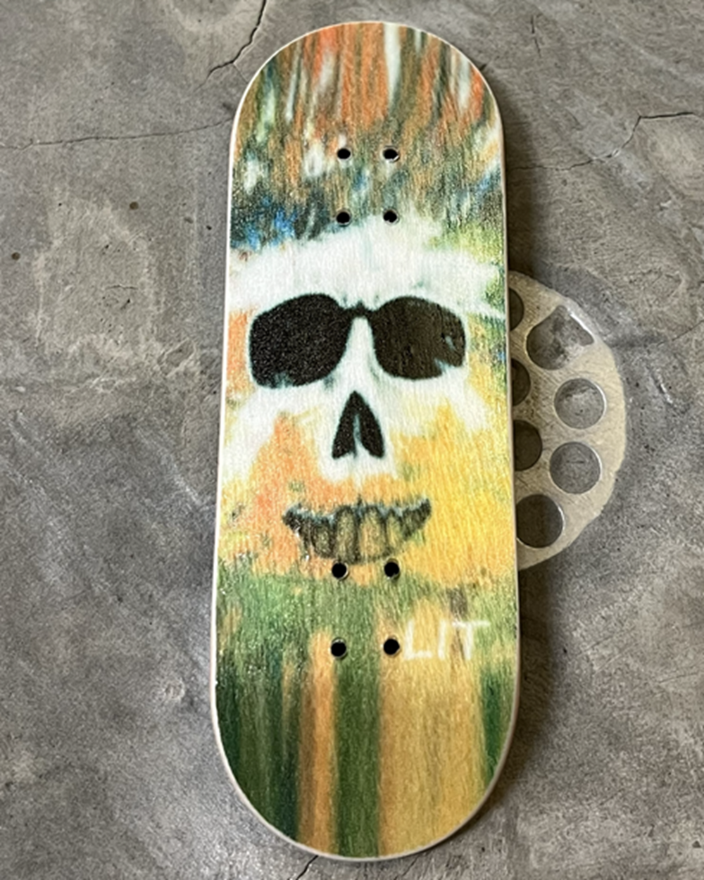 LIT Skull Chillin Deck Green Stain 32x98 Medium